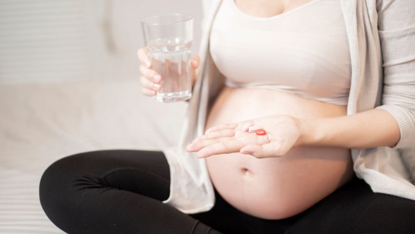 pregnant woman takes omega-3 supplement